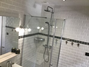 Douche, sèche-cheveux, savon, papier toilette