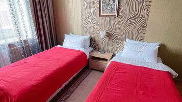 1 habitación, decoración personalizada, muebles diferentes y escritorio