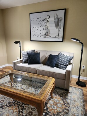 Älytelevisio, kirjoja, työhuone, tulostin