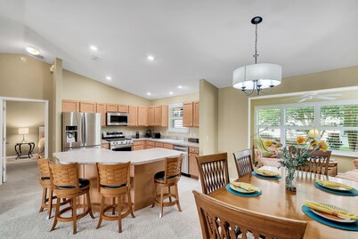 Everything! 3/2, FREE golf & 4-seat cart, RESIDENT passes, pets, Lake Sumter Sq.