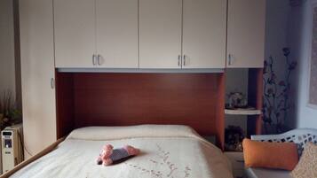 1 habitación, tabla de planchar con plancha y ropa de cama