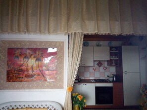 Réfrigérateur, plaque de cuisson, cafetière/bouilloire