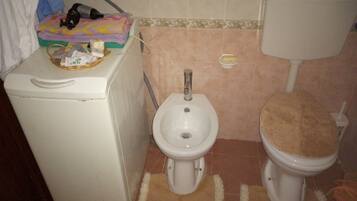 Secadora de cabello, toallas, jabón, shampoo