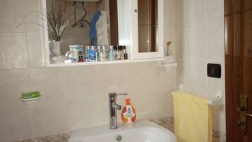 Asciugacapelli, asciugamani, sapone, shampoo