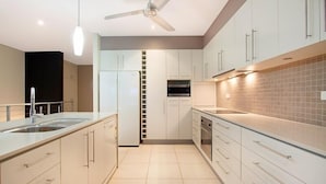 Quarto, várias camas | Cozinha privada | Geladeira grande, micro-ondas, fogão, cooktop