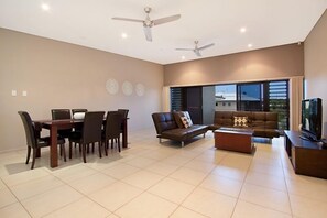 Phòng, nhiều giường | Khu phòng khách | TV màn hình phẳng 