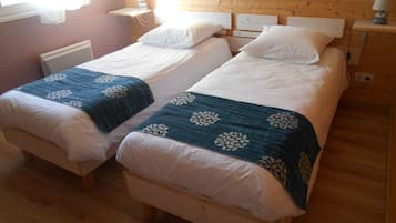 3 chambres, fer et planche à repasser, Wi-Fi, draps fournis