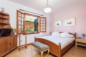 5 chambres, fer et planche à repasser, Wi-Fi, draps fournis