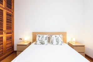 5 bedrooms, iron/ironing board, WiFi, bed sheets