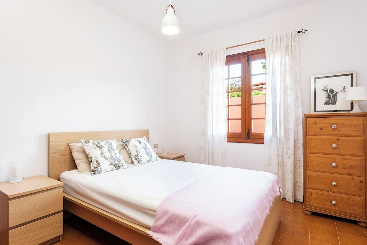 5 bedrooms, iron/ironing board, WiFi, bed sheets