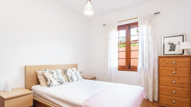 5 chambres, fer et planche à repasser, Wi-Fi, draps fournis