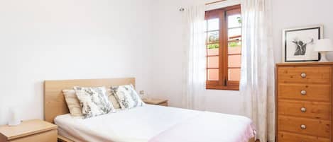 5 chambres, fer et planche à repasser, Wi-Fi, draps fournis