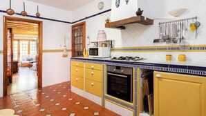 Cafetière/bouilloire, micro-ondes, four, plaque de cuisson