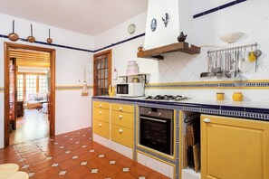 Coffee/tea maker, microwave, oven, stovetop