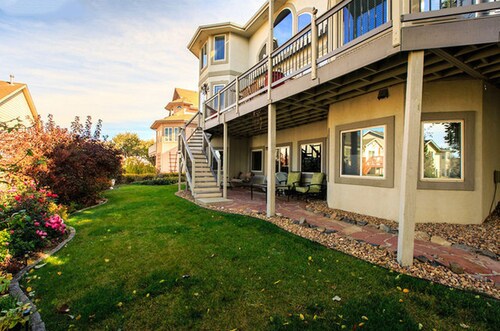 Levitä mukavuussviitissä, jossa on zen-puutarha