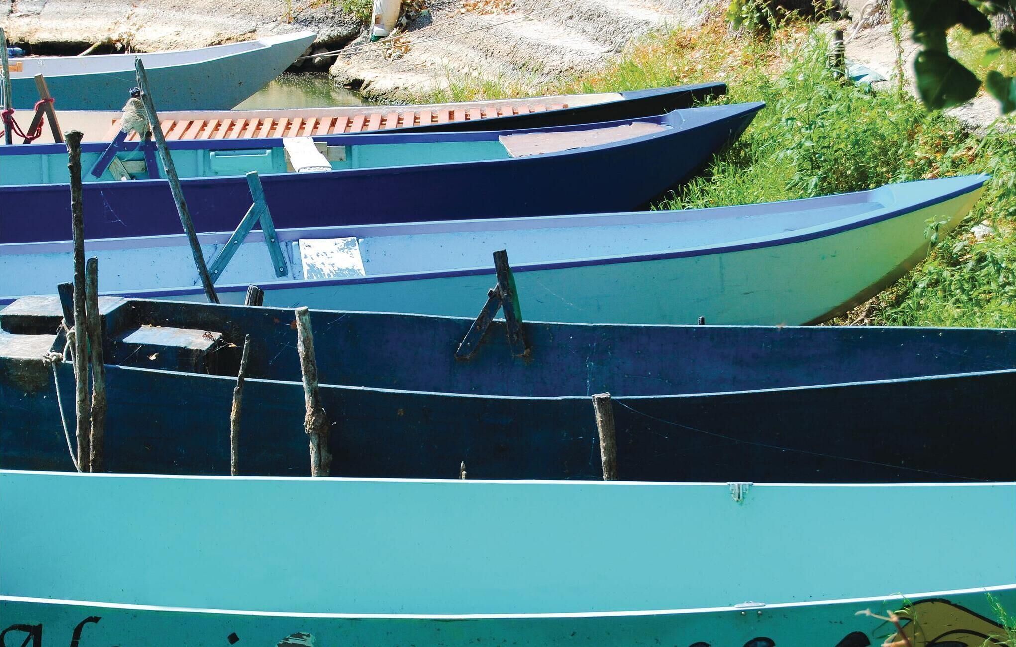 Plusieurs bateaux étaient amarrés les uns aux autres dans une zone portuaire.