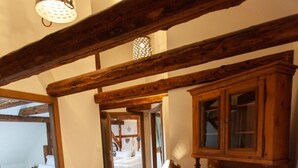 Eine Holztreppe mit Geländer, ein Holzkasten mit Schubladen und eine Stehlampe.