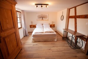 4 habitaciones, tabla de planchar con plancha, wifi y ropa de cama 