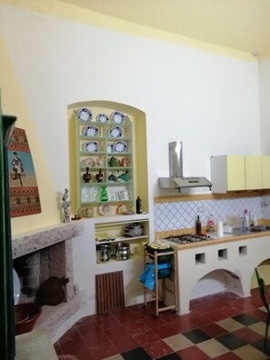 Réfrigérateur, micro-ondes, batterie de cuisine, vaisselle et ustensiles