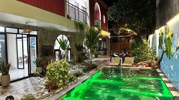 Alberca al aire libre, acceso de 07:00 a 10:00, y camastros