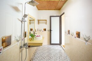 Shower, hydromassage showerhead, designer toiletries, hair dryer - Tam coc Paradise Homestay (Hoa Lu)