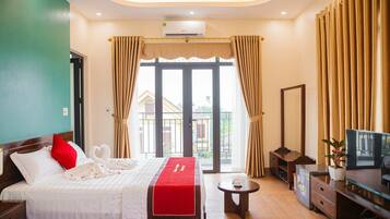 Suite familiar | Decoración personalizada, muebles diferentes y escritorio