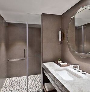Shower, rainfall showerhead, free toiletries, hair dryer