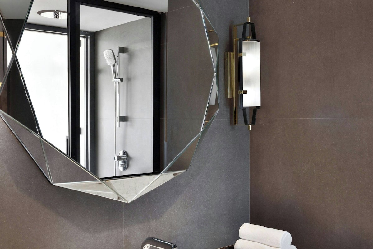 shower, rainfall showerhead, free toiletries, hair dryer