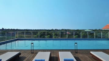 Außenpool, geöffnet von 07:00 Uhr bis 21:00 Uhr, Sonnenschirme