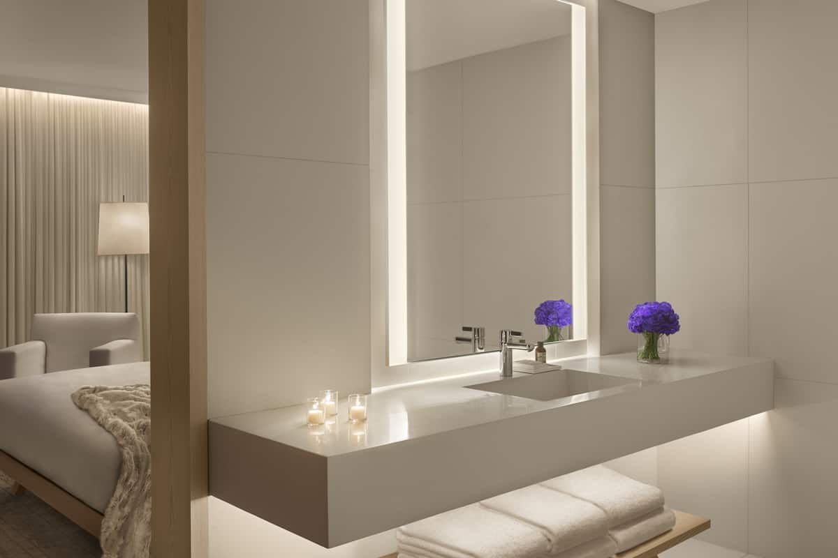 Amenidades de baño de diseñador, secadora de cabello, batas, pantuflas