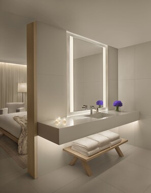 Amenidades de baño de diseñador, secadora de cabello, batas, pantuflas