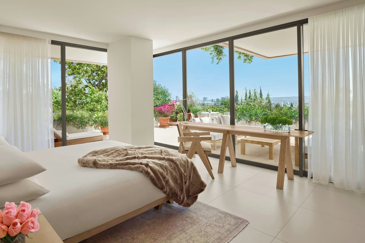 premier suite, 1 king bed with sofa bed, non smoking | 1 bedroom, hypo-allergenic bedding, pillow-top beds, minibar