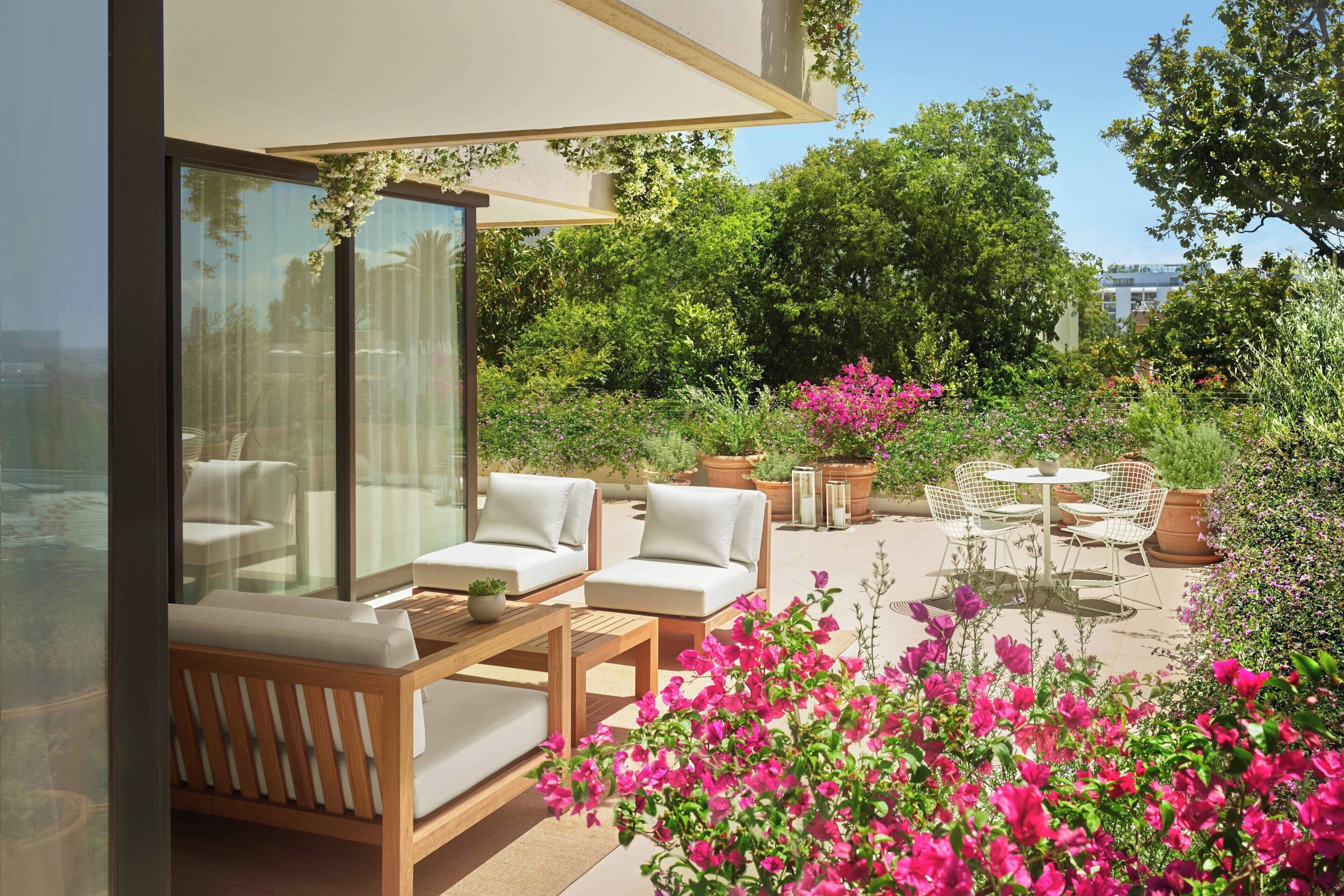 premier suite, 1 king bed with sofa bed, non smoking | 1 bedroom, hypo-allergenic bedding, pillow-top beds, minibar