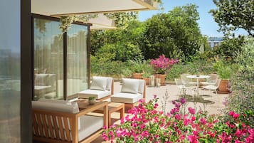 Premier Suite, 1 King Bed with Sofa bed | Hypo-allergenic bedding, pillow-top beds, minibar, in-room safe