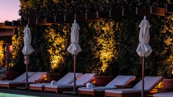 Ulkouima-allas, maksullisia cabañoita, aurinkovarjoja