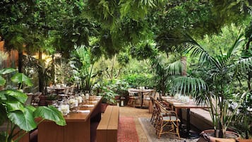 2 restauranter, der serverer morgenmad, frokost, aftensmad og brunch