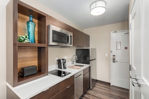 Studio, 2 Queen Beds, Non Smoking | Private kitchen