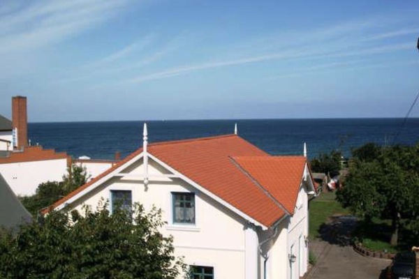 Ferienhaus Ostseeblick, im Hintergrund die Ostsee