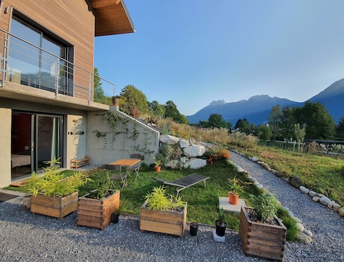 Quiet studio with garden and mountain views - Lake Annecy