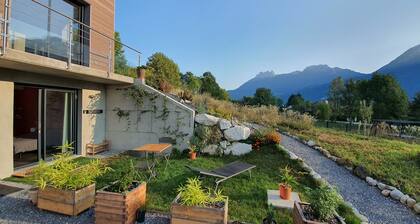 Quiet studio with garden and mountain views - Lake Annecy