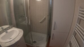 Shower - For rent fully equipped studio with large terrace, 4-legged friends welcome (Ancelle)