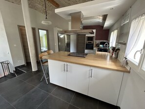 Refrigerador, microondas, horno y lavavajillas 