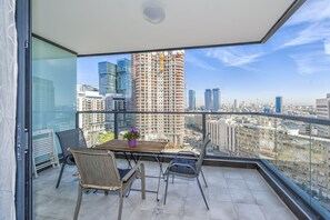 Outdoor dining - Superior &  TLV Mall (Tel Aviv-Yafo)