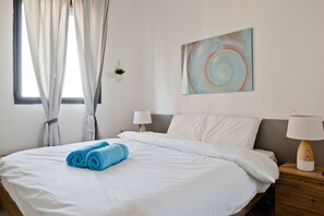 3 bedrooms, desk, iron/ironing board, travel crib - Superior &  TLV Mall (Tel Aviv-Yafo)