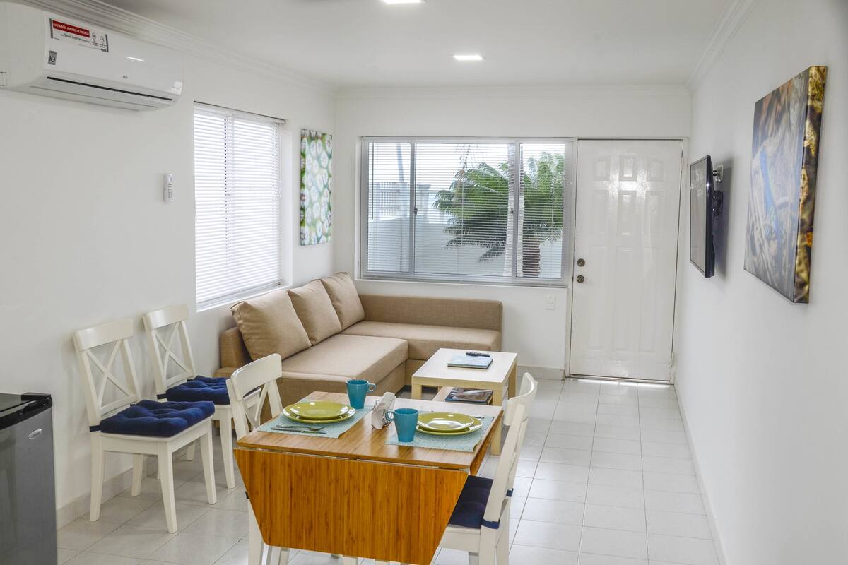 Familienapartment, 1 Doppelbett und Schlafsofa, eingeschränkter Meerblick | Wohnzimmer | Flachbildfernseher