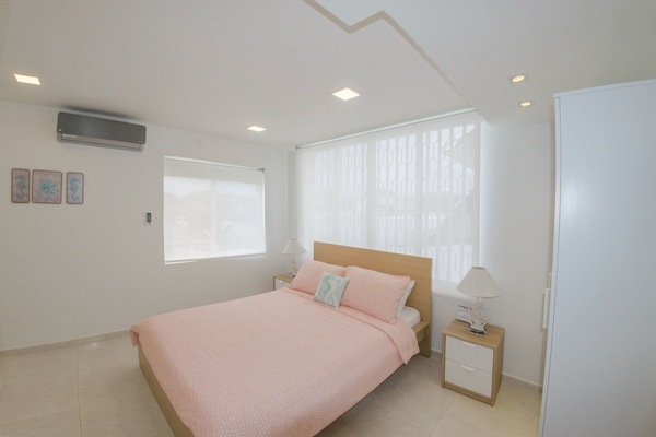 Standard Double Room, Partial Sea View | Peti besi dalam bilik, cadar katil