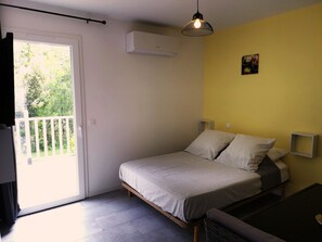 1 habitación, tabla de planchar con plancha, wifi y ropa de cama 