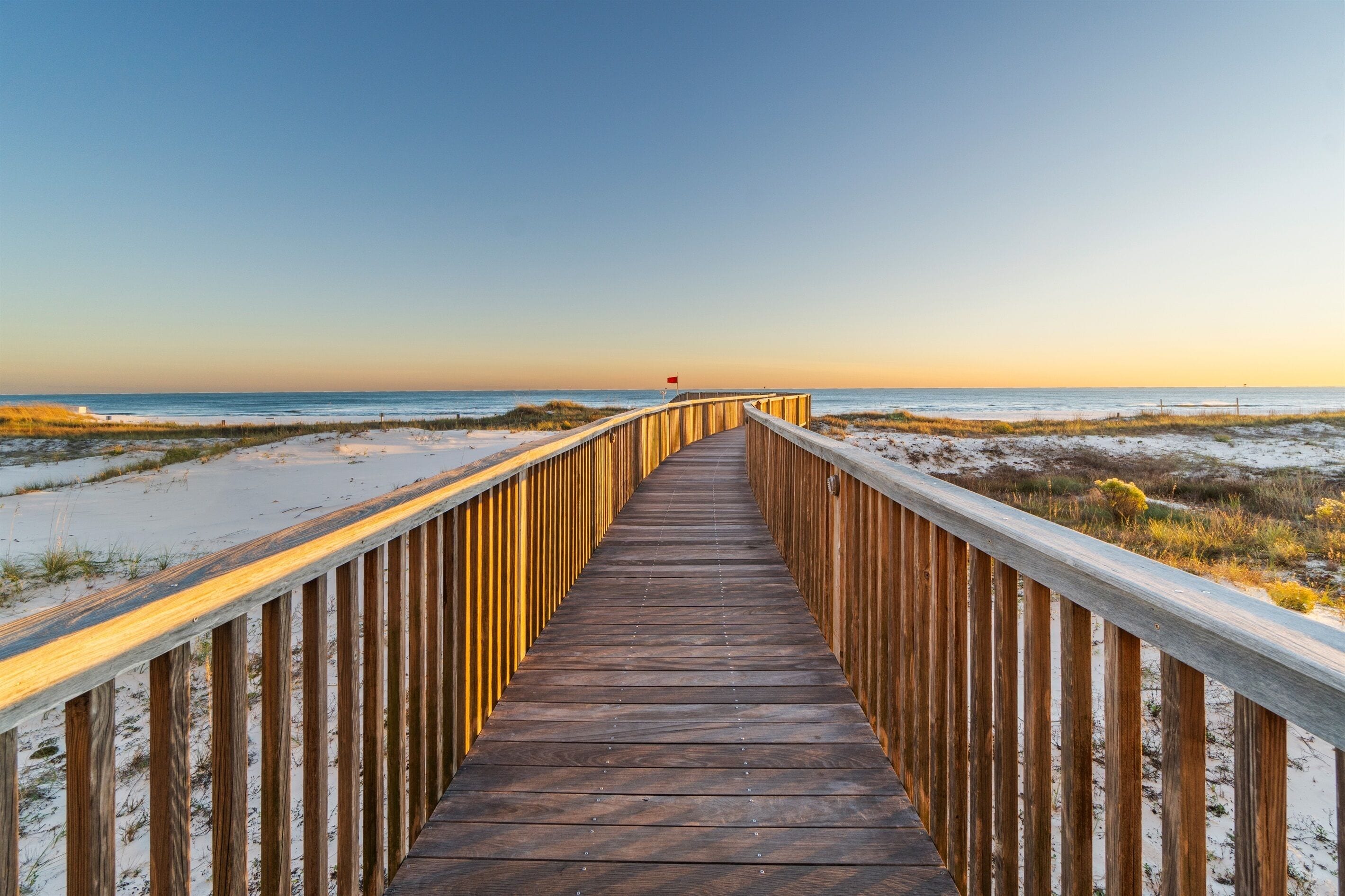 En la playa, camastros y toallas de playa 