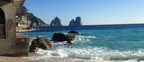 In Strandnähe, Liegestühle, Strandtücher