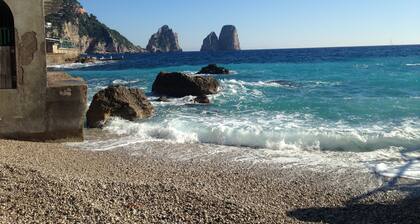 Cozy cottage surrounded by a typical Capri garden. 10 min from the Blue Grotto.